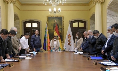 El Gabinete de ministros en oración por las familias bolivianas. 