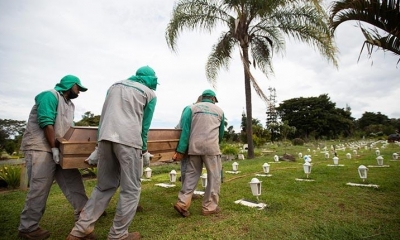 Trabajadores cargan el féretro para enterrar a una víctima de Covid-19, en Brasilia. | Foto archivo | EFE