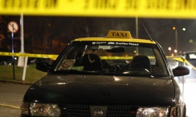 Turista se aferra al taxi que huía con sus cosas y queda en estado grave 