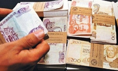 Imagen muestra a una persona con dinero en sus manos