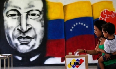 Una venezolano deposita su voto en una urna durante las elecciones municipales en Caracas, Venezuela, el 9 de diciembre de 2018. 