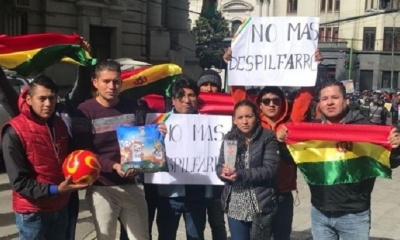 Los muchachos invitan al primer mandatario a ver la señal de Bolivia TV. Foto: UN