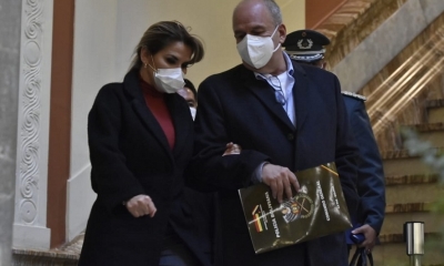 La presidenta Añez junto al ministro de Gobierno Arturo Murillo, en Palacio, este jueves. / Foto: APG