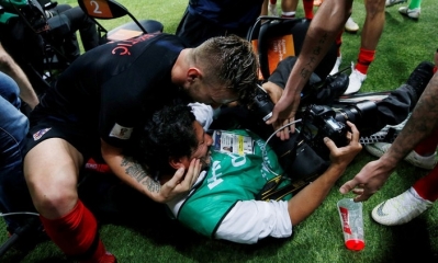 El fotoperiodista quedó bajo los jugadores cuando festejaban el segundo gol. Foto: AFP