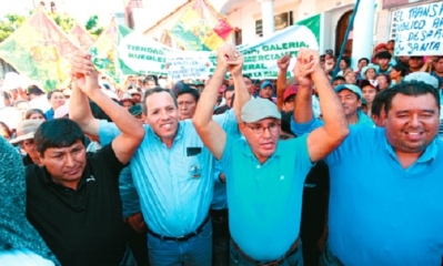 Los dirigentes de ambos sectores sellaron un pacto de lucha enfrente del edificio del Concejo. Foto: El Deber