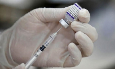 Una enfermera prepara una inyección de la vacuna Pfizer contra Covid-19. | EFE