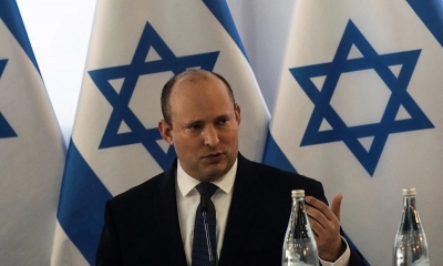 El primer ministro israelí, Naftali Bennett, habla durante la reunión semanal del gabinete en el kibutz Mevo Hama.
