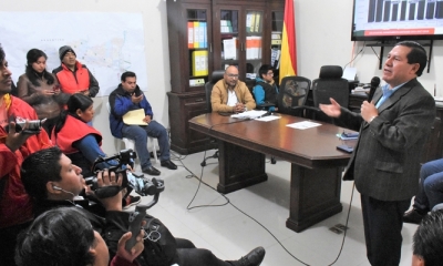 El alcalde presentando su informe preliminar