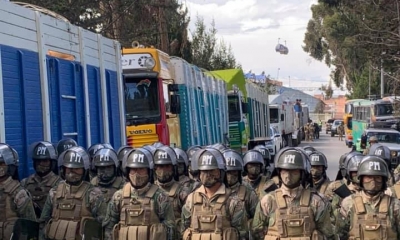 La Policía y los militares se enfrentaron con los comerciantes y vecinos que intentaron impedir el decomiso de la mercadería.