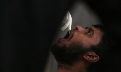 Un sanitario toma una muestra para una prueba Covid en Bangalore, India. | Foto archivo | EFE / Jagadeesh NV