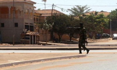 Un soldado en los alrededores del Palacio de Gobierno en Bisáu, 1 de febrero de 2022.