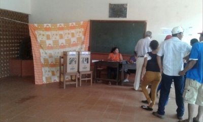En San Ignacio de Velasco, en una mesa de sufragio colocaron una sábana para dar privacidad.