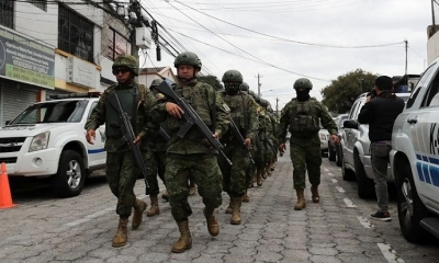 Soldados ecuatoriano frente a una cárcel en Quito este martes 9 de enero. | Fuente: EFE
