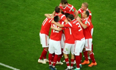 Selección de Rusia celebrando su triunfo en uno de los partidos del Mundial. Foto: RT