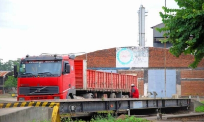 Más de 300 trabajadores de Industrias Agrícolas de Bermejo (IABSA), están alertas ante el anuncio de la reducción salarial