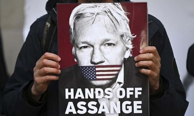 Pancartas de apoyo a Julian Assange. | AFP