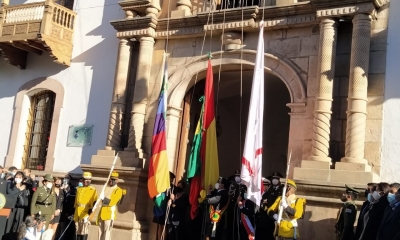Las actividades oficiales iniciaron con la entrega de ofrendas florales a los pies del monumento a Jaime Zudáñez.