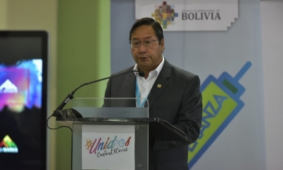 El presidente Luis Arce en el inicio de la vacunación masiva contra el COVID-19 en La Paz. Foto: Rodwy Cazón.