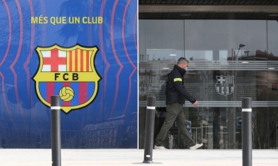 Policia ingresando a las oficinas del Barcelona