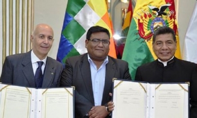 Firma del acuerdo entre representantes diplomáticos de Italia y Bolivia. Foto: Cancillería