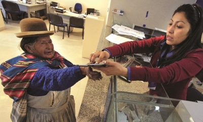El Gobierno nacional aprobó el Decreto Supremo 4392 que reglamenta el pago del Bono Contra el Hambre, de 1.000 bolivianos
