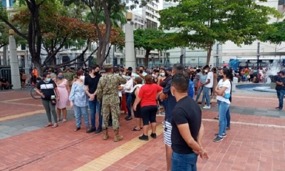 Lentitud del sistema informático causa demoras en la vacunación anticovid y molestias en la población.