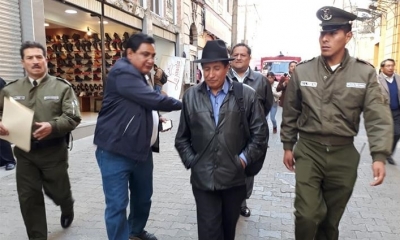 Momento que el diputado Rafael Quispe es aprehendido. Foto: Radio FIdes