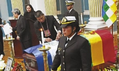El ministro Fernando Huanacuni en el homenaje a la embajadora de El Salvador en la Cancillería de Bolivia. Foto: EL DEBER