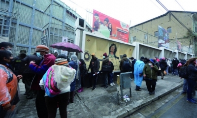 Personas con discapacidad hacen fila para recoger alimentos. 