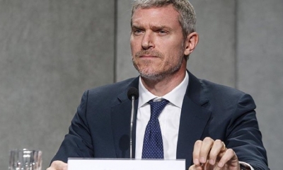 El portavoz del Vaticano, Matteo Bruni, en conferencia de prensa.