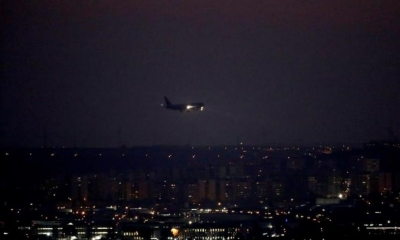Un avión de la aerolínea Air Canadá está sobrevolando Madrid para prepararse para un aterrizaje de emergencia en el aeropuerto de Barajas. EFE