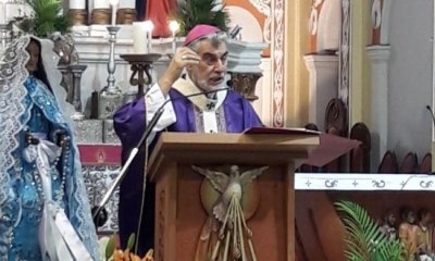 Monseñor Guarlberti frente a pocos feligreses