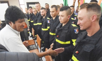 Así recibió Morales a los bomberos/Foto. ABI 