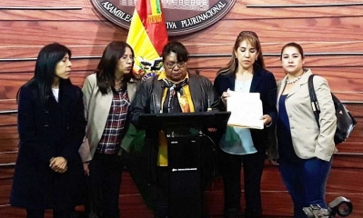 Parte de las diputadas que presentaron el proyecto.