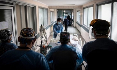 Las enfermeras transfieren a un paciente con COVID-19 a la Unidad de pacientes críticos, en el Hospital Barros Luco, en Santiago. | Fuente: AFP