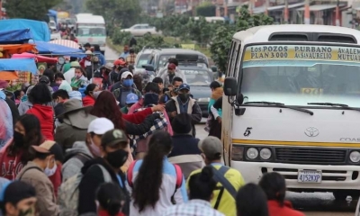 Ante pocas unidades de micro en las calles. las personas se aglomeran esperando subir a alguno de ellos.