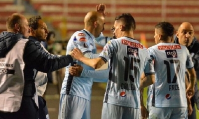 Marcos Riquelme (centro) celebra el gol de Bolívar junto a sus compañeros y el DT Vinícius Eutrópio. Foto. ADID