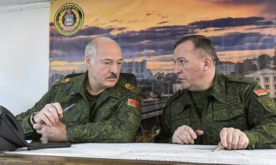 El presidente Alexander Lukashenko (izq.) habla con el ministro de Defensa Viktor Khrenin. | EFE