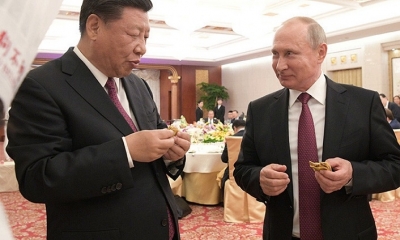Vladímir Putin y Xi Jinping prueban un plato tradicional chino. Foto: RT