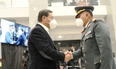 El presidente Luis Arce posesiona a Hugo Arandia López como comandante general accidental del Ejército. 