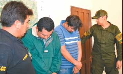 El ladrón, tras robar la mochila con dinero, fue interceptado por un policía, al que le apuntó con su arma, y no salió la bala