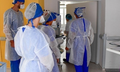 Doctores y enfermeras trabajan en el hospital Saint-André, en Bordeaux. | EFE