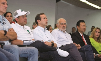 Los candidatos que participarán de las elecciones, reunidos ayer. Foto: EFE