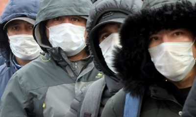 Hombre con mascarillas en San Petesburgo, Rusia. | Fuente: AFP