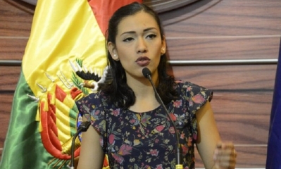 La senadora Adriana Salvatierra 