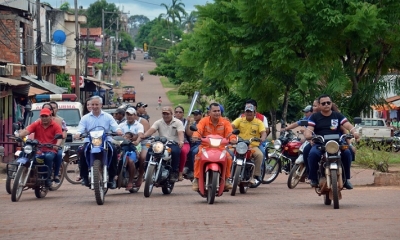 El Presidente en Ejercicio, Álvaro García Linera recorre en caravana las calles enlosetadas. Foto: Cambio