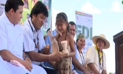 Morales recibió un obsequió de una niña en Pando/Foto. Captura de pantalla 