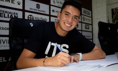 Momento exacto en que Franz Gonzales firma el contrato con su nuevo equipo. Club Atlético Platense