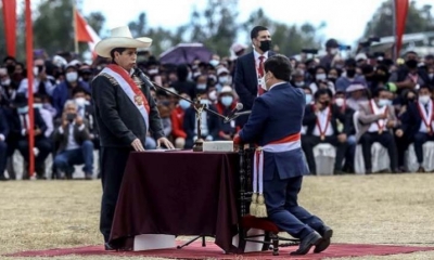 El presidente peruano Pedro Castillo jura a Guido Bellido en el cargo de primer ministro de su Gobierno