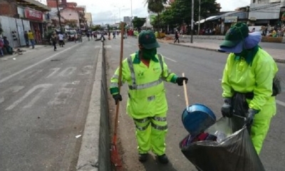 Personal de Vega-Solví limpia las vías públicas despejadas de comerciantes. Foto: El Deber